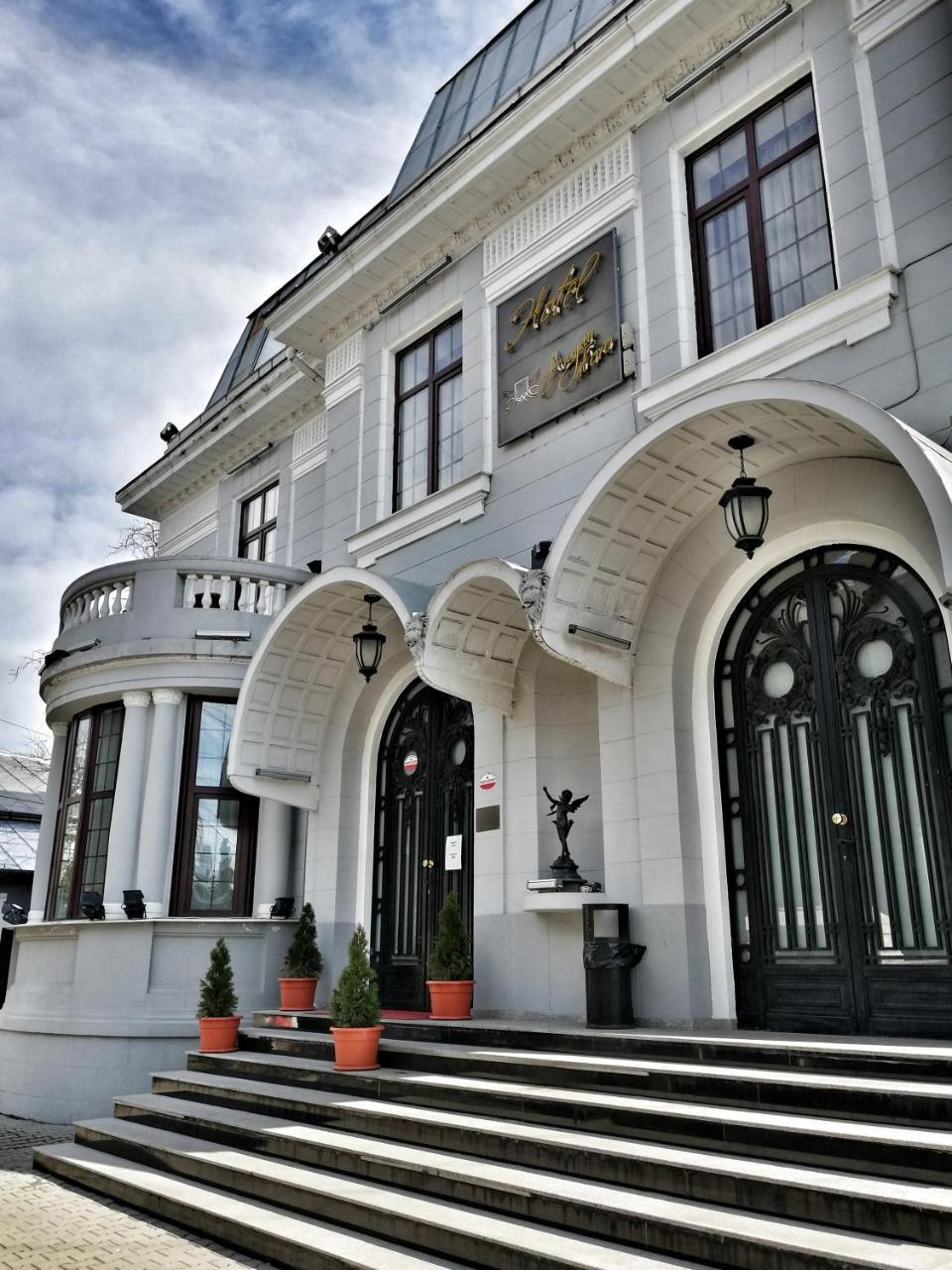 Hotel Angelo D'Oro Ploieşti Kültér fotó